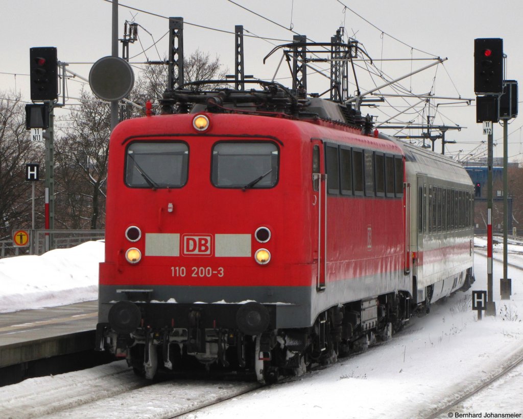 110 200-3 fhrt mit IC 2243 aus Bad Bentheim in den Berliner Hbf ein. Februar 2010