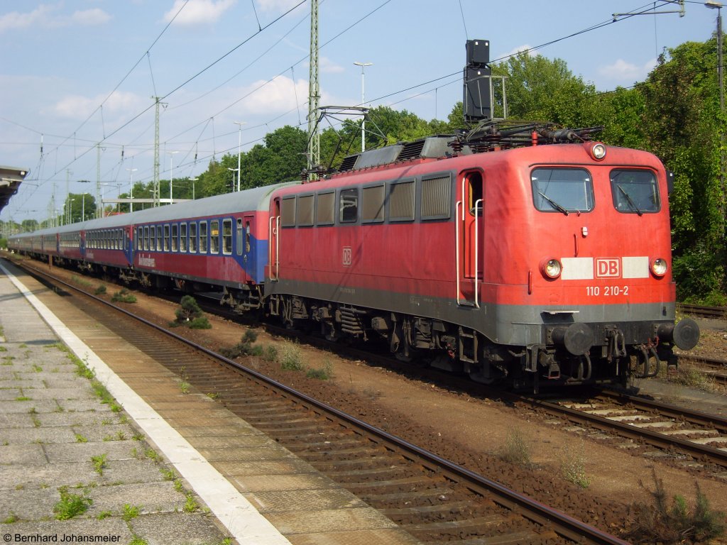 110 210-2 wartet mit dem Leerpark fr den Kreuzfahrersonderzug auf eine berholung in Berlin Wannsee. August 2009