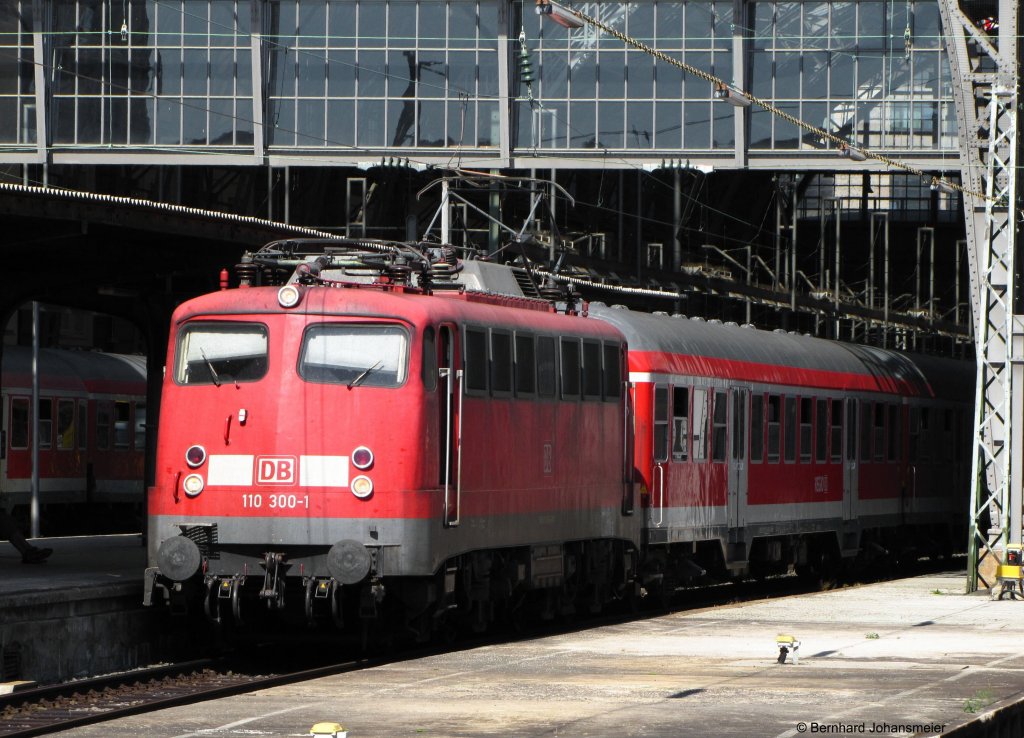 110 300-1 steht mit RE 12100 nach Koblenz abfahrbereit in Frankfurt (Main) Hbf. Juli 2010 