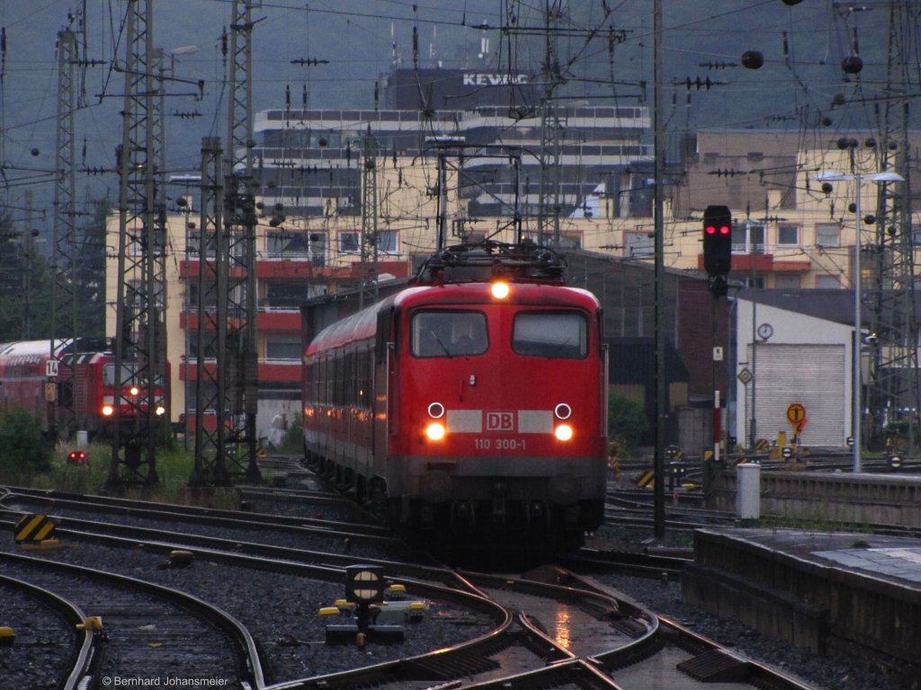 110 300-1 wird in Koblenz in die Abstellung rangiert. Juli 2010