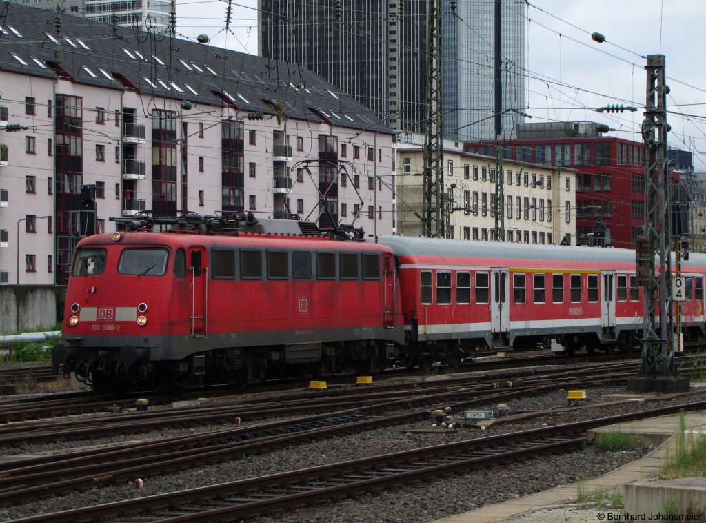 110 300 wird mit RE 12100 fr die Fahrt nach Koblenz in Frankfurt bereit gestellt. August 2010