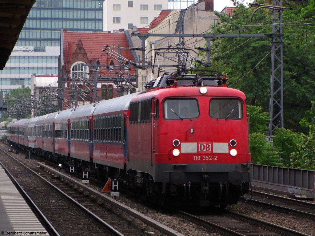 110 352-2 kommt mit dem Leerpark von Berlin Lichtenberg nach Potsdam am S-Bahnhof Savignyplatz vorbei. Juni 2010