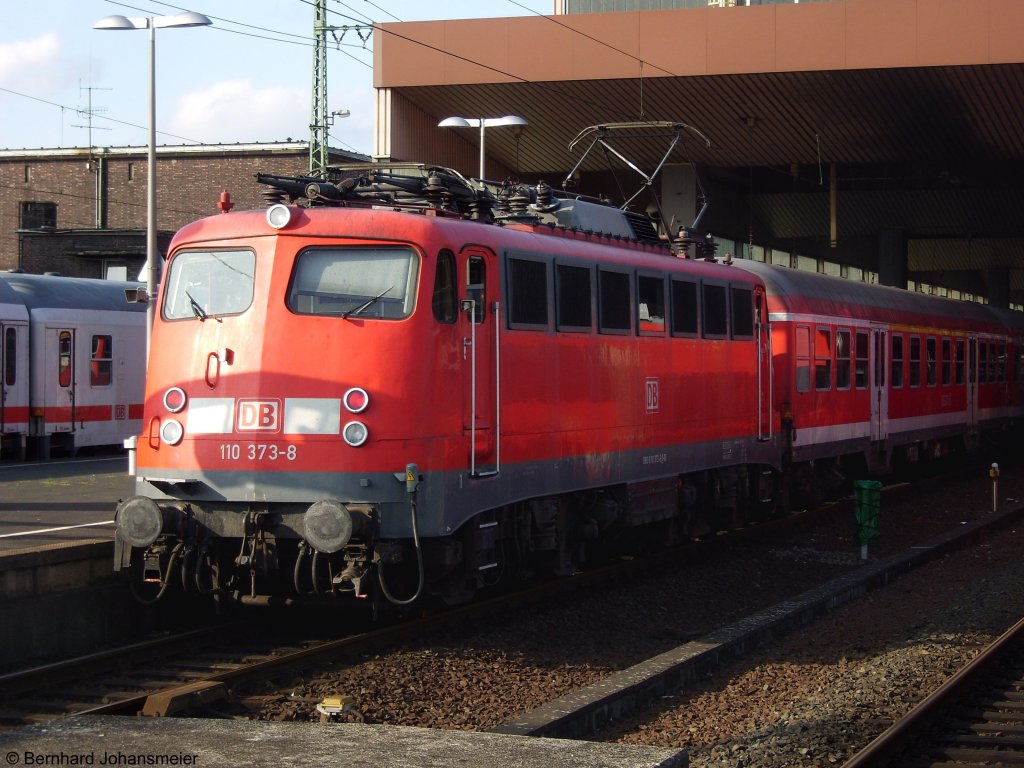 110 373-8 wird fr den letzten RE 4 Verstrker in Dsseldorf bereit gestellt. Juli 2009