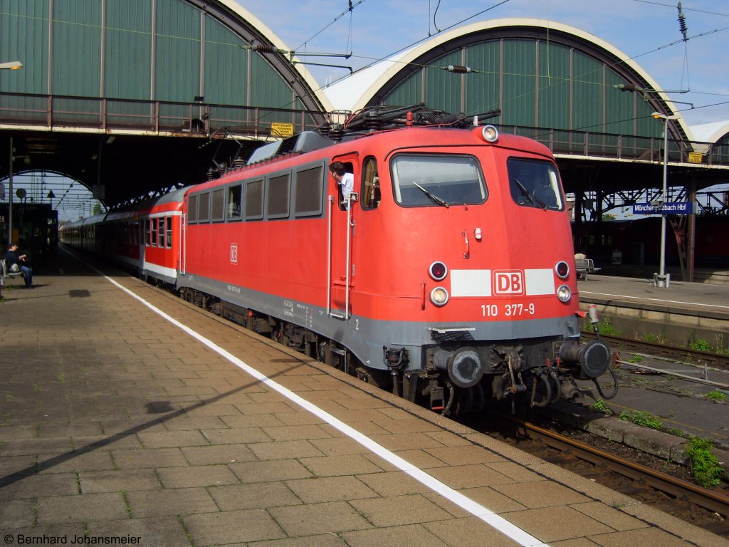 110 377-9 zieht RE 11592 aus Mnchengladbach Richtung Aachen. Juli 2009