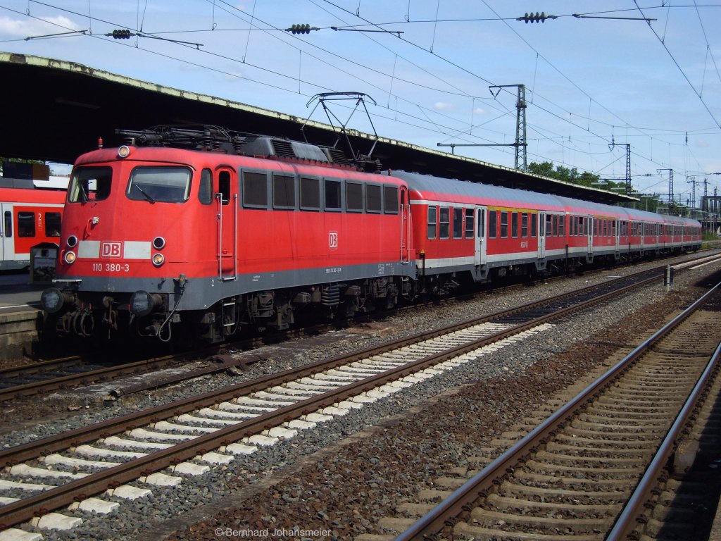 110 380-3 steht mit RB48 in Kln Deutz. Juli 2009