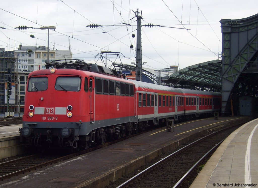 110 380-3 zieht den Leerzug der RB 48 aus Wuppertal vom Klner Hbf in den Klner BBF. Juli 2009