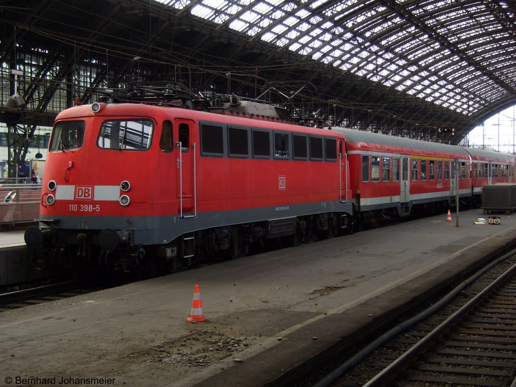 110 398-5 steht mit dem RE9 Verstrker nach Siegen im Klner Hbf. Juli 2009
