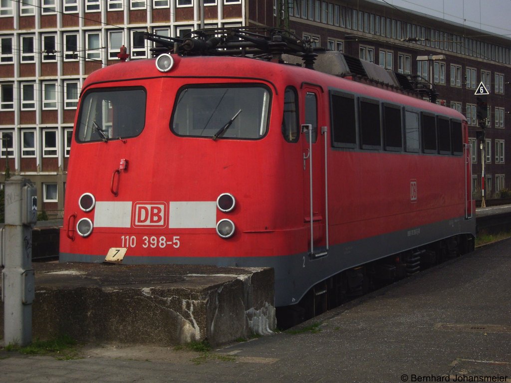 110 398-5 steht in Mnster an Gleis 7 als Reservelok. April 2009