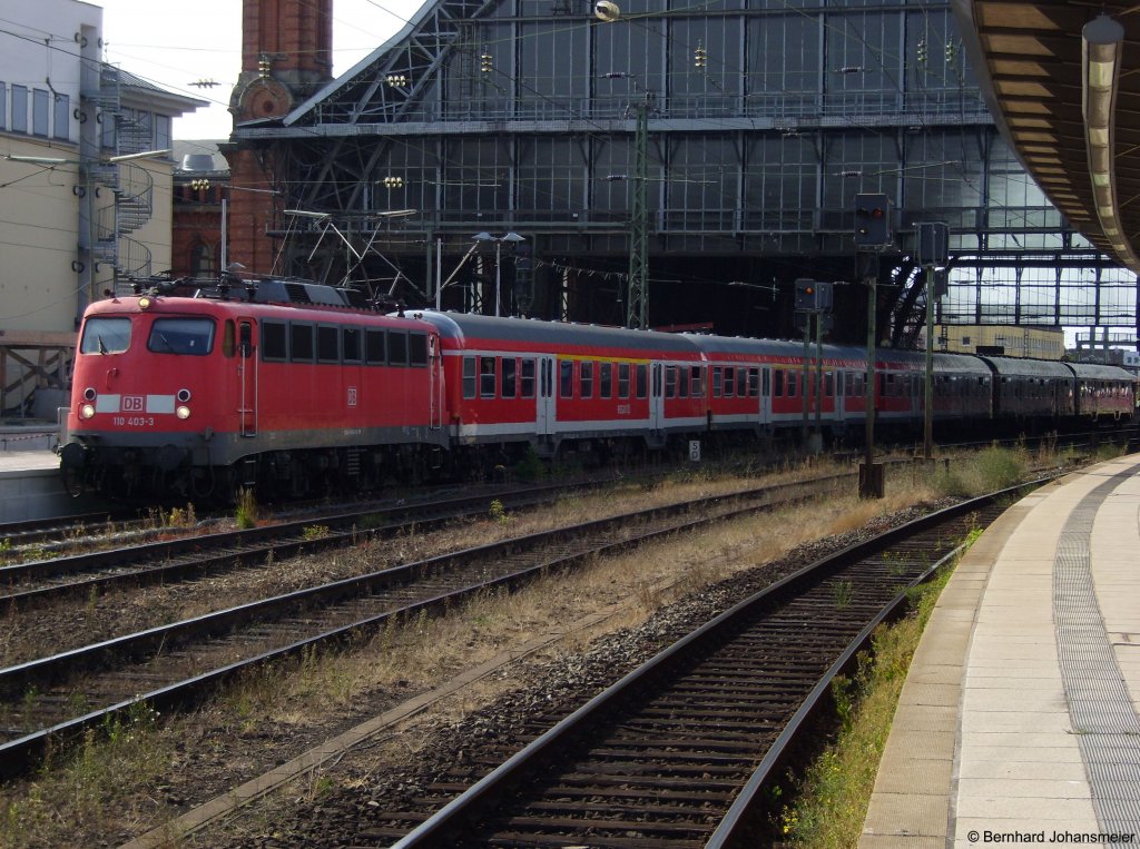 110 403-3 ist mit einem Regionalexpress von Norddeich Mole nach Hannover unterwegs und hlt hier kurz in Bremen Hbf. August 2009