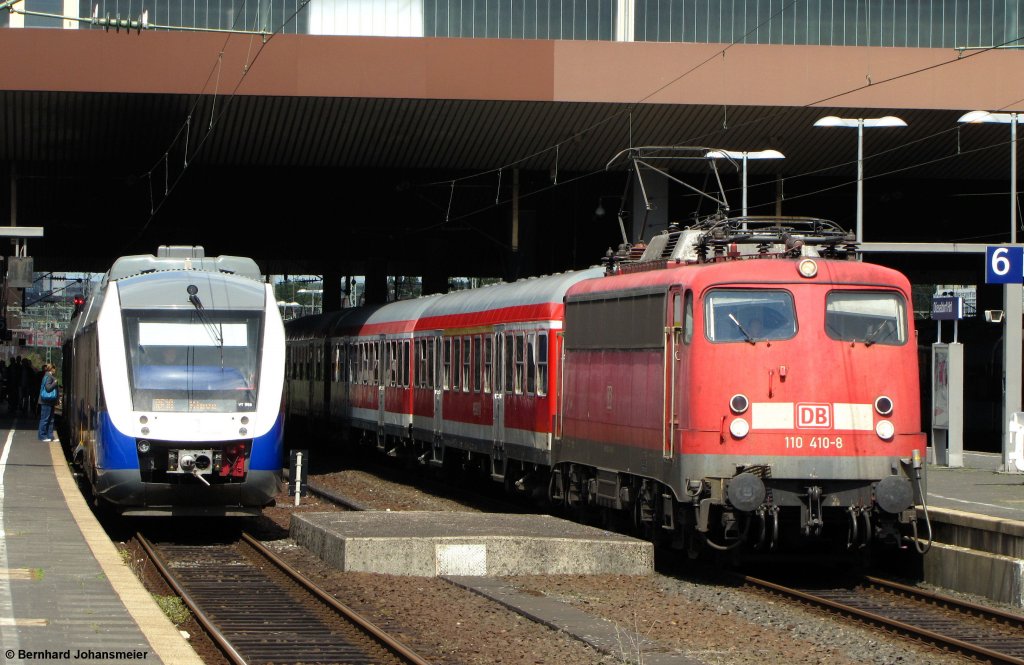 110 410-8 fhrt mit dem ersten RE4 Verstrker nach Aachen in Dsseldorf los. Juli 2011