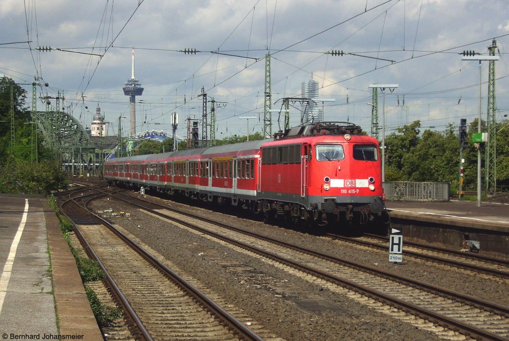 110 415-7 fhrt mit dem RE9 Ersatzzug nach Gieen in Kln Deutz. Juli 2009