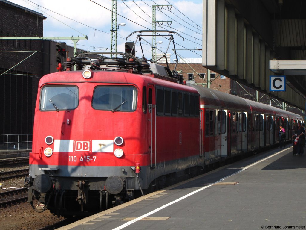 110 415-7 steht mit RE 11594 abfahrbereit nach Aachen im Dsseldorfer Hbf. Juli 2010