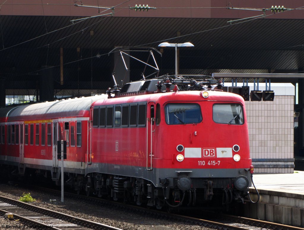110 415-7 zieht die RB 35 aus dem Dsseldorfer Hbf nach Emmerich. Juni 2011
