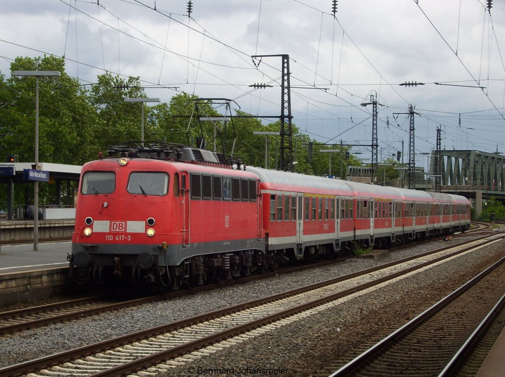 110 417-3 fhrt mit RB 11975 aus Wuppertal in Kln Deutz ein. Juli 2009
