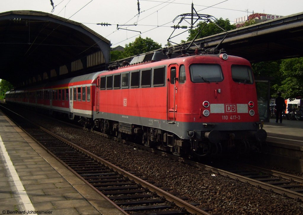 110 417-3 fhrt mit RB 11224 in Bonn Hbf ein. Juli 2009