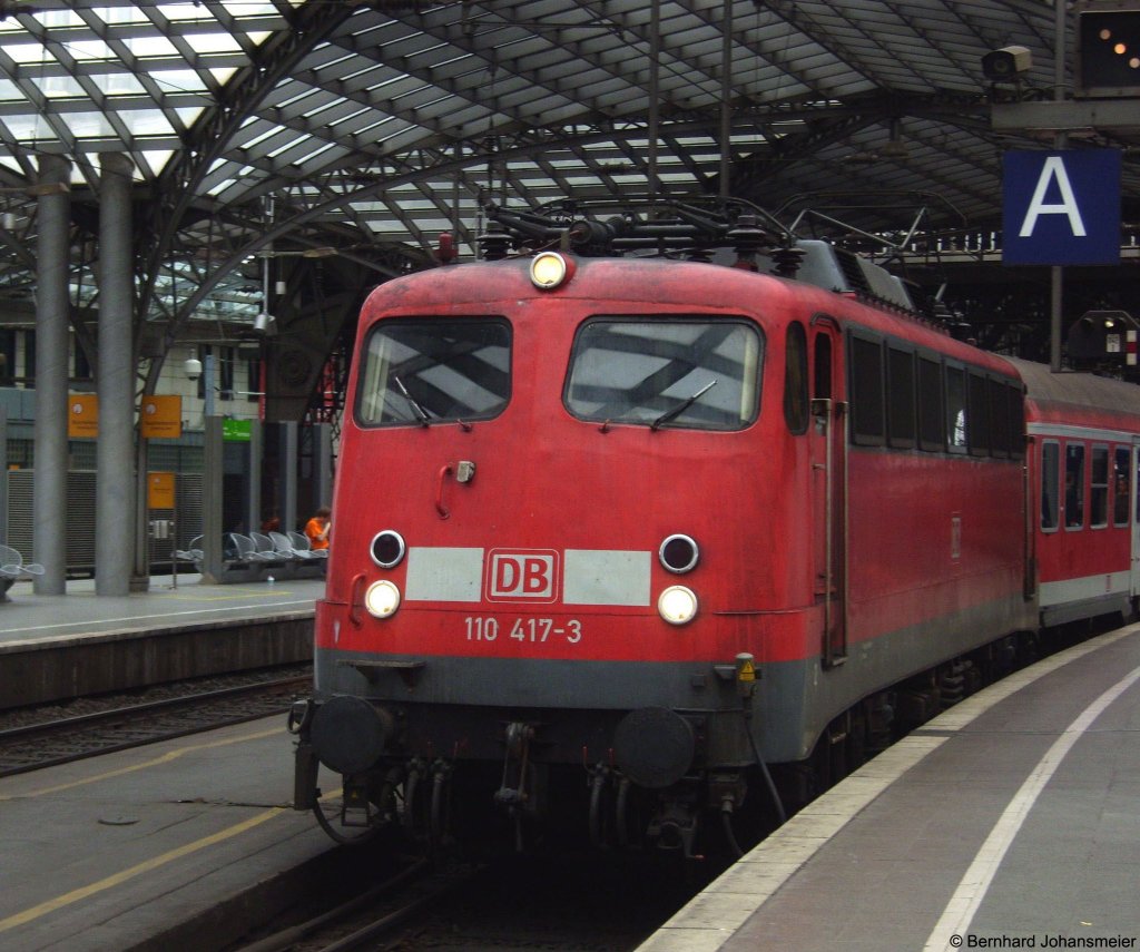110 417-3 zieht den RE9 Verstrkerzug von Kln Richtung Siegen aus dem Hauptbahnhof. Wegen Bauarbeiten endete der Zug im Juli 2008 allerdings schon in Betzdorf.