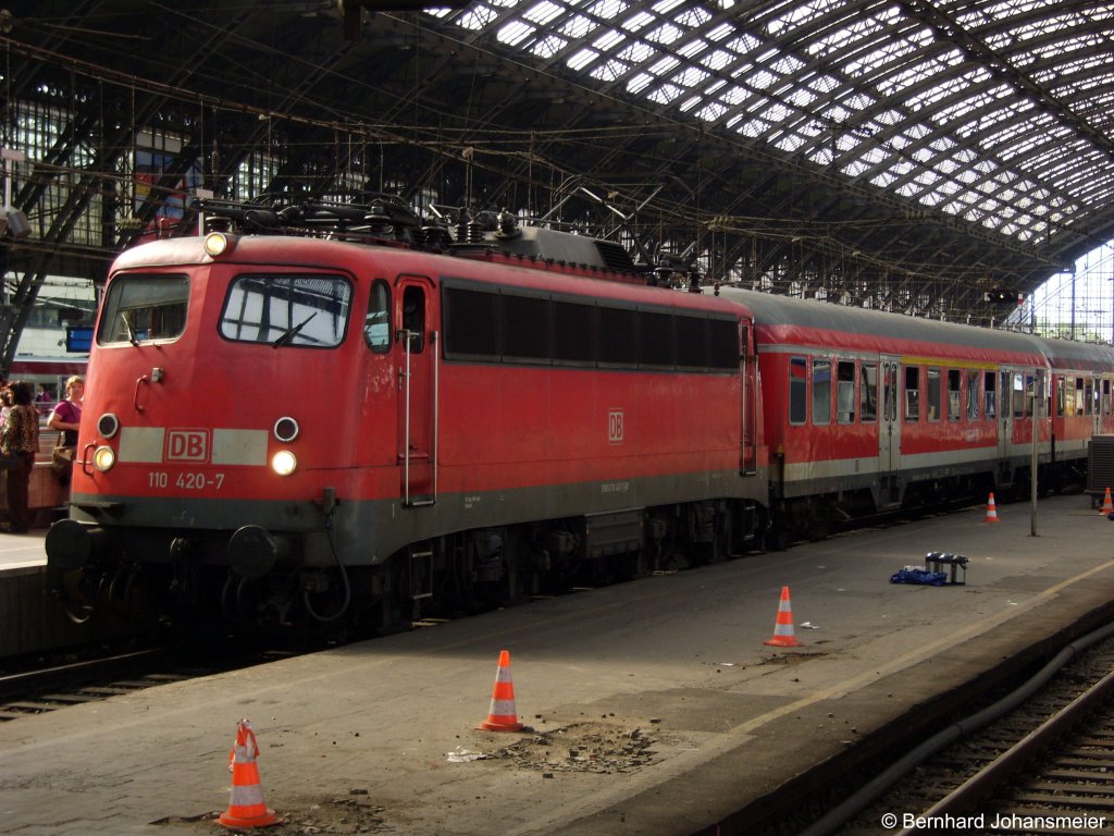 110 420-7 steht mit dem Verstrkerzug nach Siegen im Klner Hbf. Mai 2009