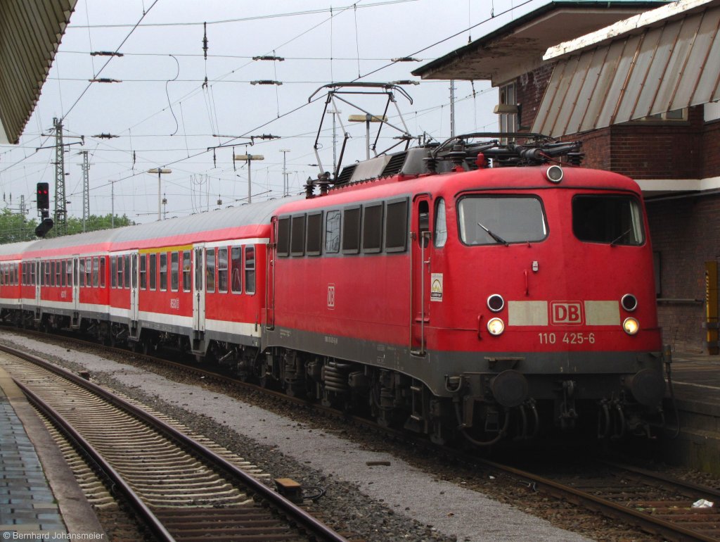 110 425-6 fhrt mit der RB68 nach Rheine in Mnster Hbf ein. Juli 2010