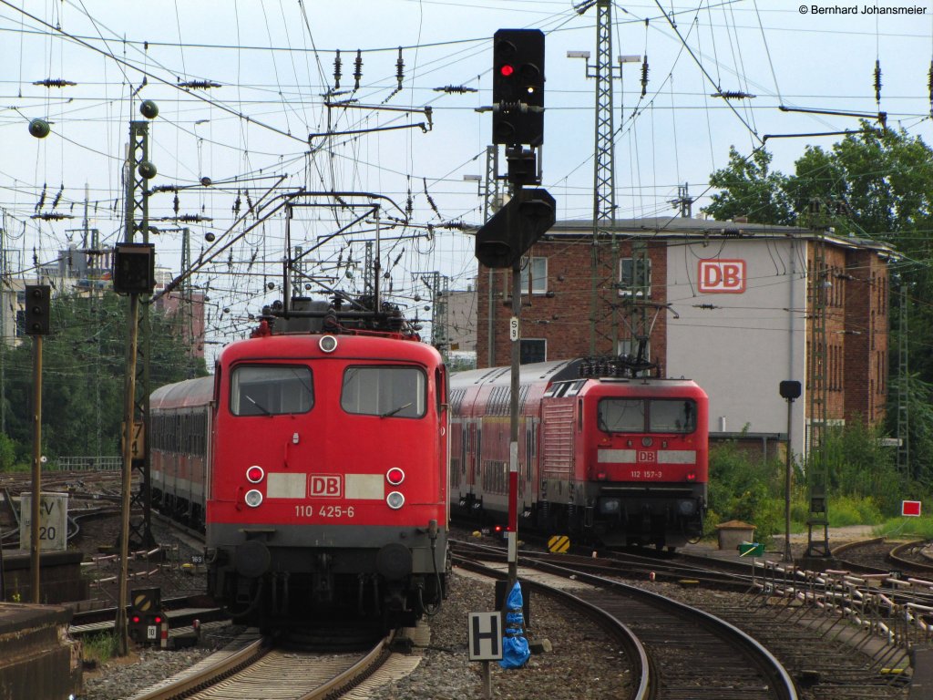 110 425-6 schiebt die leere RB68 aus dem Mnsteraner Hbf ins BW. Auf einem Nebengleis steht 112 157-3 mit Doppelstockwagen fr den RE7 nach Krefeld. August 2010