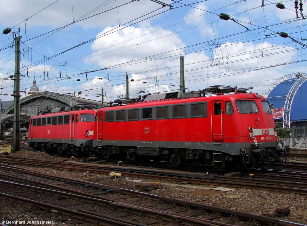 110 427-2 zieht 110 452-0 fr die Autoslaaptrains von Kln Deutzfeld nach Venlo. Juli 2011