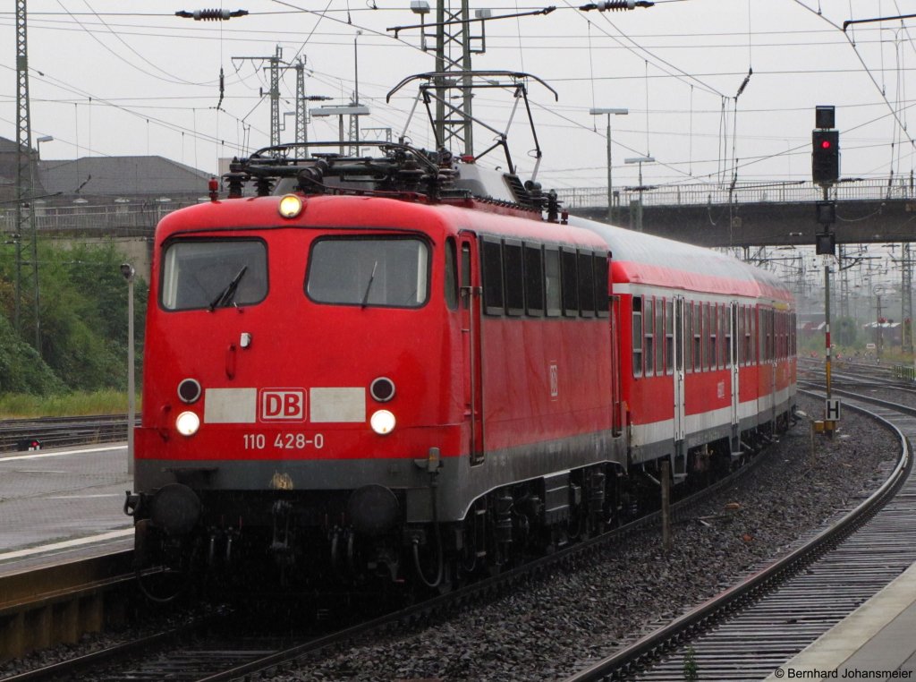 110 428-0 fhrt mit dem RE 99 von Frankfurt nach Siegen in Gieen ein. Juli 2010