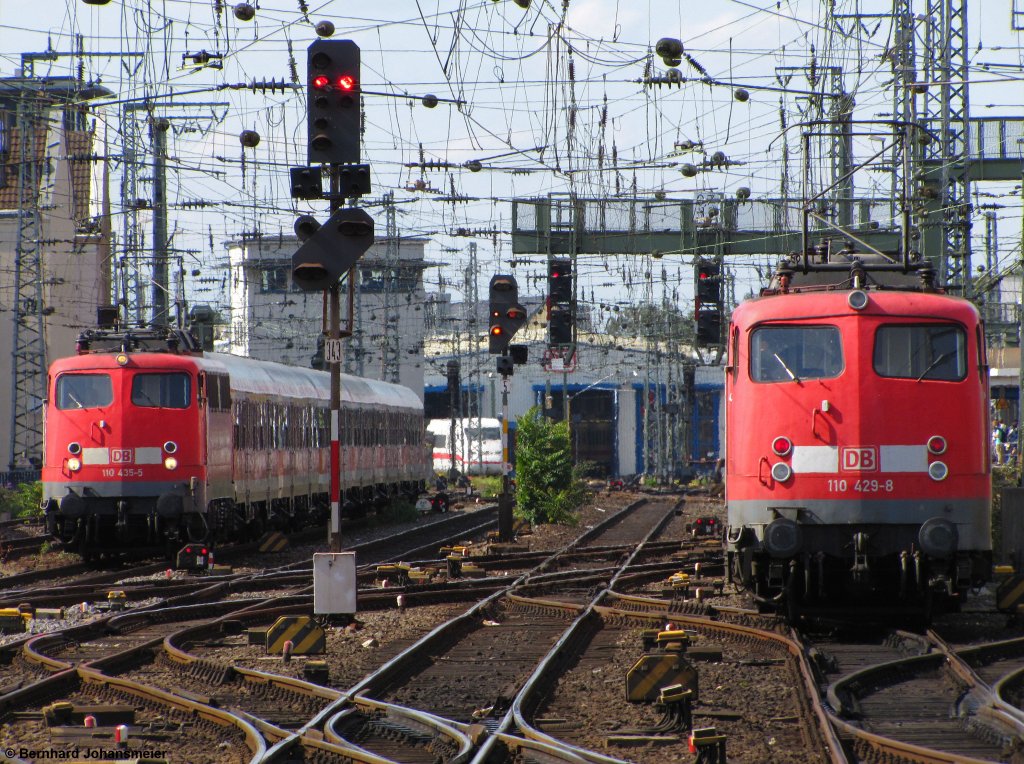 110 429-8 schiebt den RE 11370 aus dem Klner Hbf Richtung Aachen, whrend 110 435-5 mit dem Leerzug fr die RB 30528 nach Wesel bereit gestellt wird. August 2011