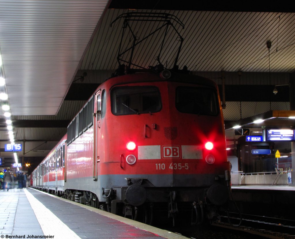 110 435-5 schiebt den RE 11376 von Dsseldorf nach Kln. Januar 2012