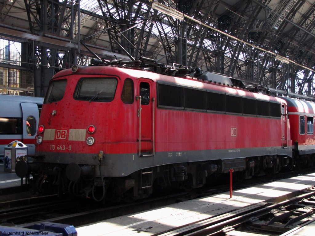 110 443-9 steht mit einem Verstrkerzug nach Bebra in Frankfurt (Main) Hbf. Juli 2010