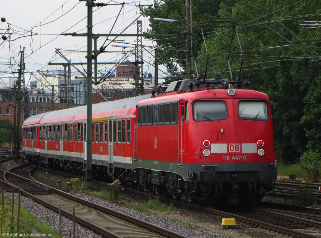 110 447-0 schiebt den Verstrkerzug nach Minden aus dem Hannoveraner Hbf. Juli 2010