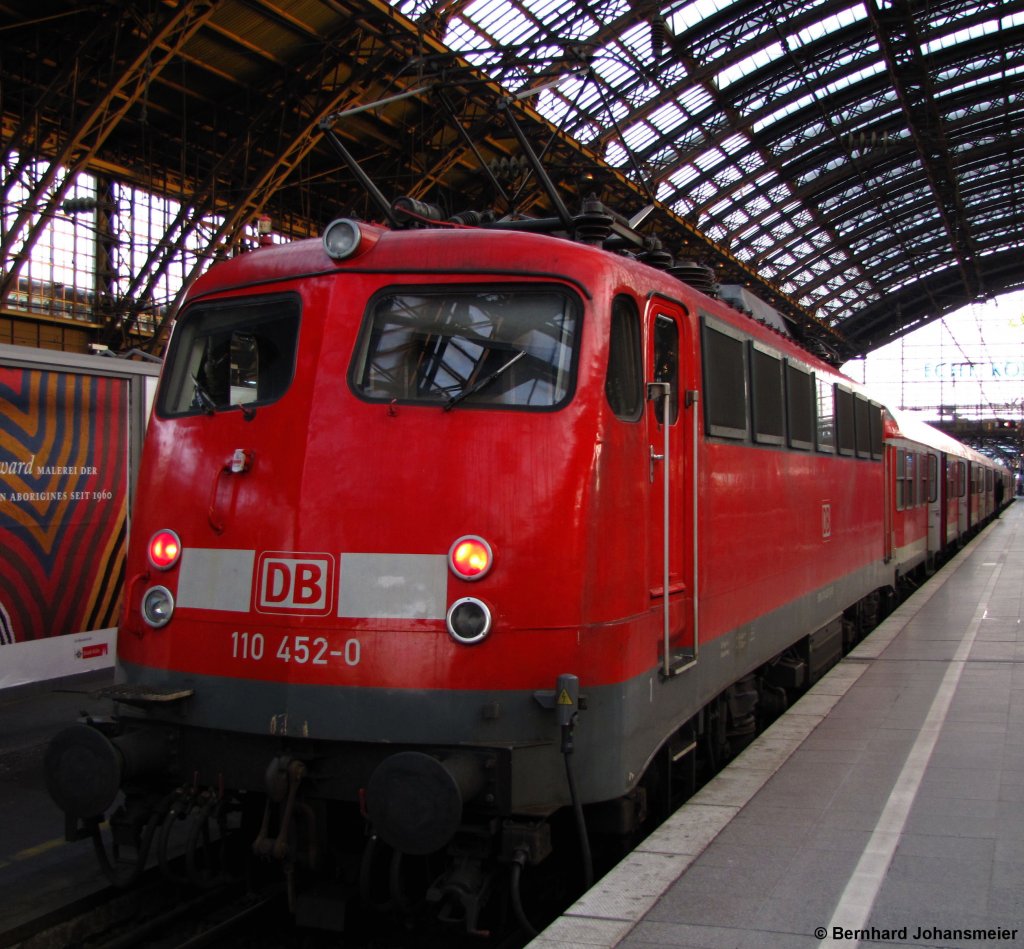 110 452-0 schiebt die RB 30528 gleich von Kln nach Wesel. Januar 2011