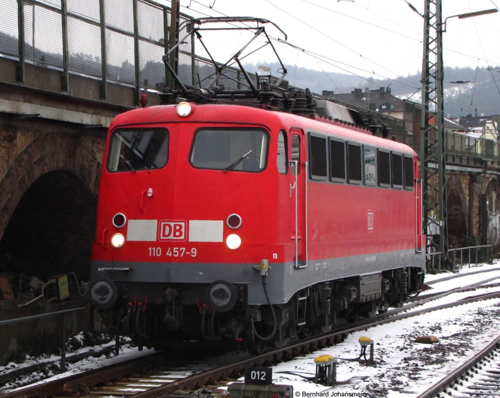 110 457-9 ist auf dem Weg an das andere Zugende vom liegen gebliebenen RE7 in Hagen. Dezember 2009
