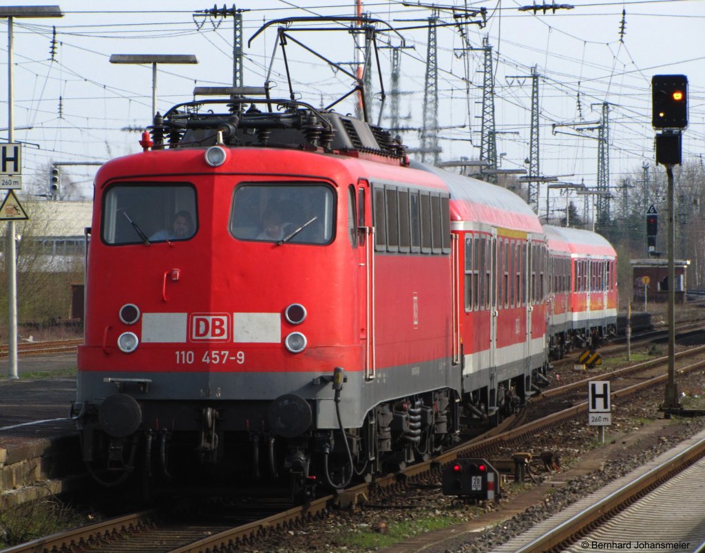 110 457-9 kommt mit der RB 68 am Zielbahnhof Rheine an. April 2010