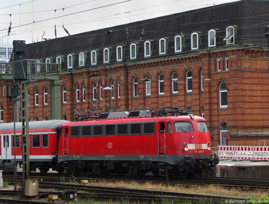 110 464-5 zieht die RB nach Oldenburg aus dem Bremer Hbf. Seit 12.12.10 fhrt die NordWestBahn als S-Bahn auf dieser Linie. Das Foto entstand im Juli 2010