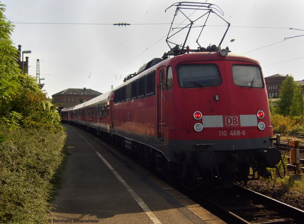 110 468-6 ist mit dem Verstrkerzug aus Hannover in Minden auf Gleis 1 angekommen. August 2009