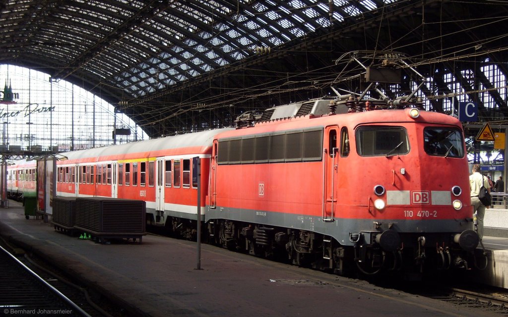 110 470-2 zieht den RE 9 Verstrkerzug von Kln nach Siegen. Juli 2009