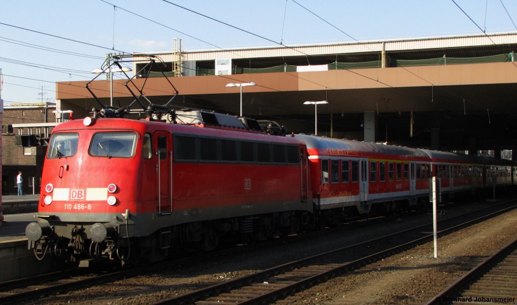 110 486-8 schiebt die RB35 von Dsseldorf nach Emmerich. April 2011