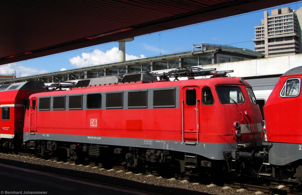 110 487-6 hngt zusammen mit weiteren Loks und einigen Doppelstockwagen im Schadzug von Bremen nach Braunschweig. Hannover Hbf, Juli 2011