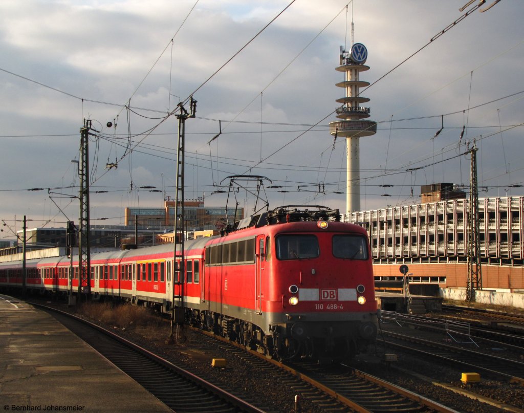 110 488-4 zieht den Verstrkerzug nach Braunschweig im Abendlicht aus Hannover Hbf. Mrz 2010