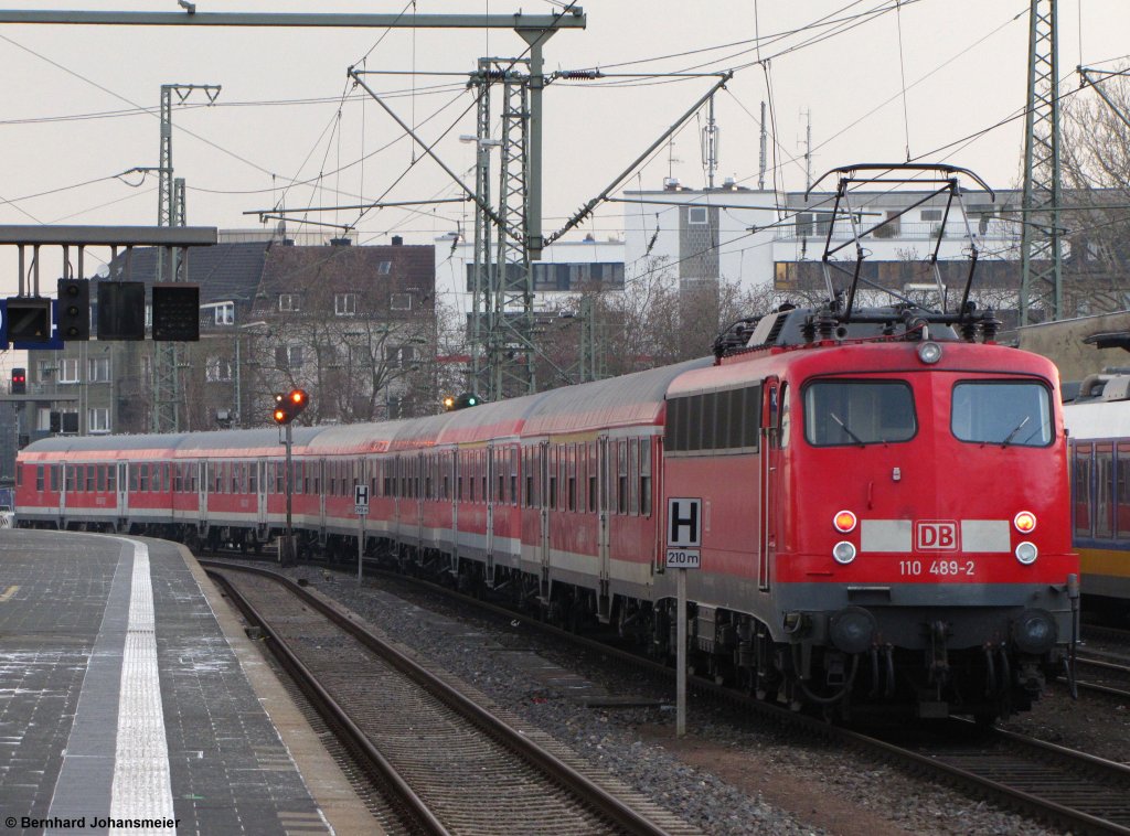 110 489-2 ist mit dem Leerzug fr den letzten RB 35 Verstrker aus Duisburg am Dsseldorfer Hbf angekommen. Februar 2012
