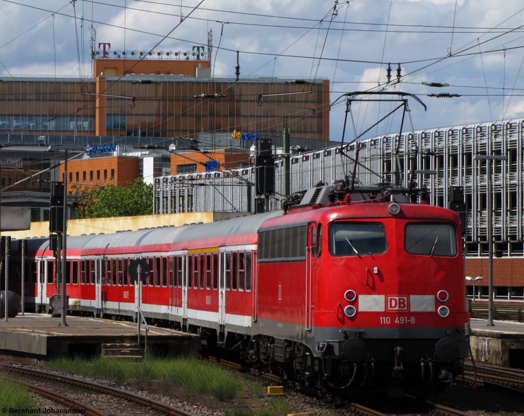 110 491-8 fhrt mit dem Verstrkerzug nach Wunstorf in Hannover ein. Normalerweise fhrt der Zug weiter bis Minden, doch wegen der Grobaustelle zwischen Berlin und Bielefeld enden die Fahrten im Sommer 2011 bereits in Wunstorf. Juli 2011