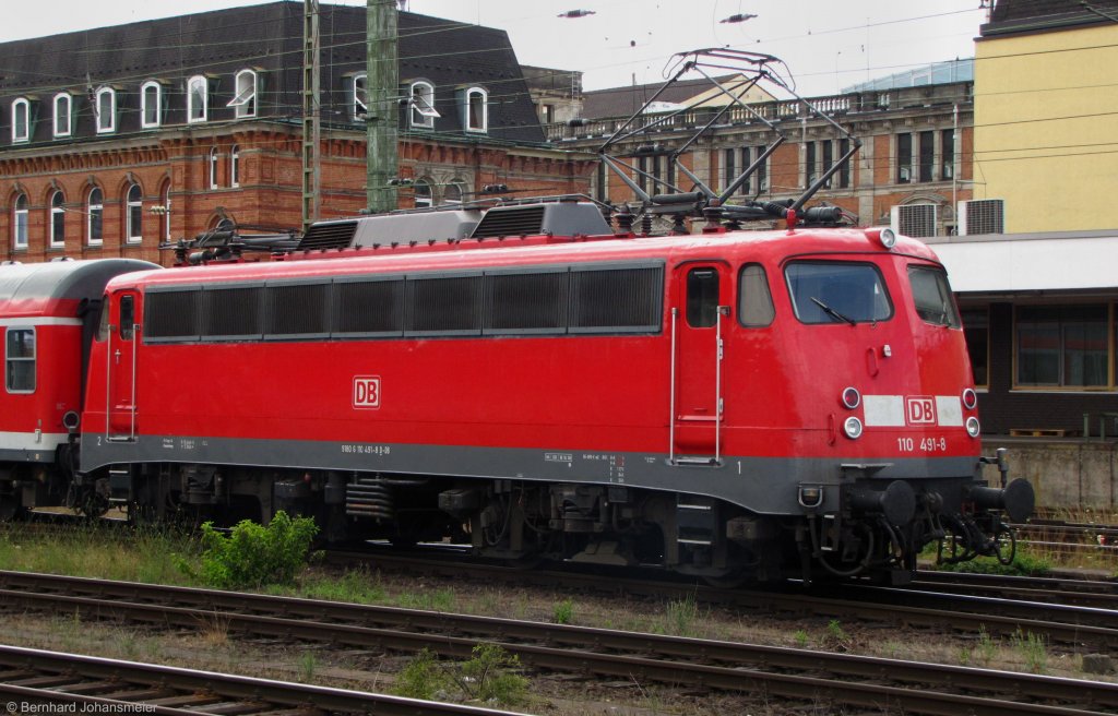 110 491-8 kommt mit der Regionalbahn aus Bremerhaven-Lehe in Bremen an. Juli 2010