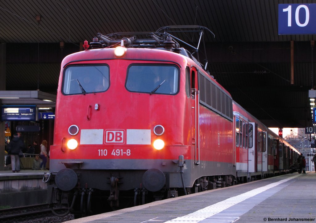 110 491-8 wartet mit der RB 30530 nach Wesel auf die Ausfahrt aus dem Dsseldorfer Hbf. Januar 2012