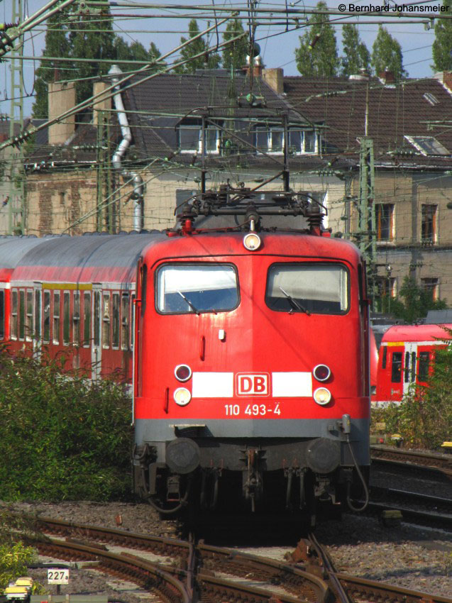 110 493-4 kommt zur Bereitstellung von RE 11596 nach Aachen aus Dsseldorf Gerresheim. Juli 2010