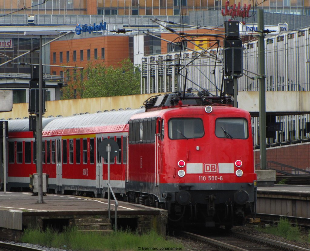 110 500-6 schiebt den ersten Verstrkerzug nach Minden vom BW in den Hannoveraner Hbf. Mai 2010