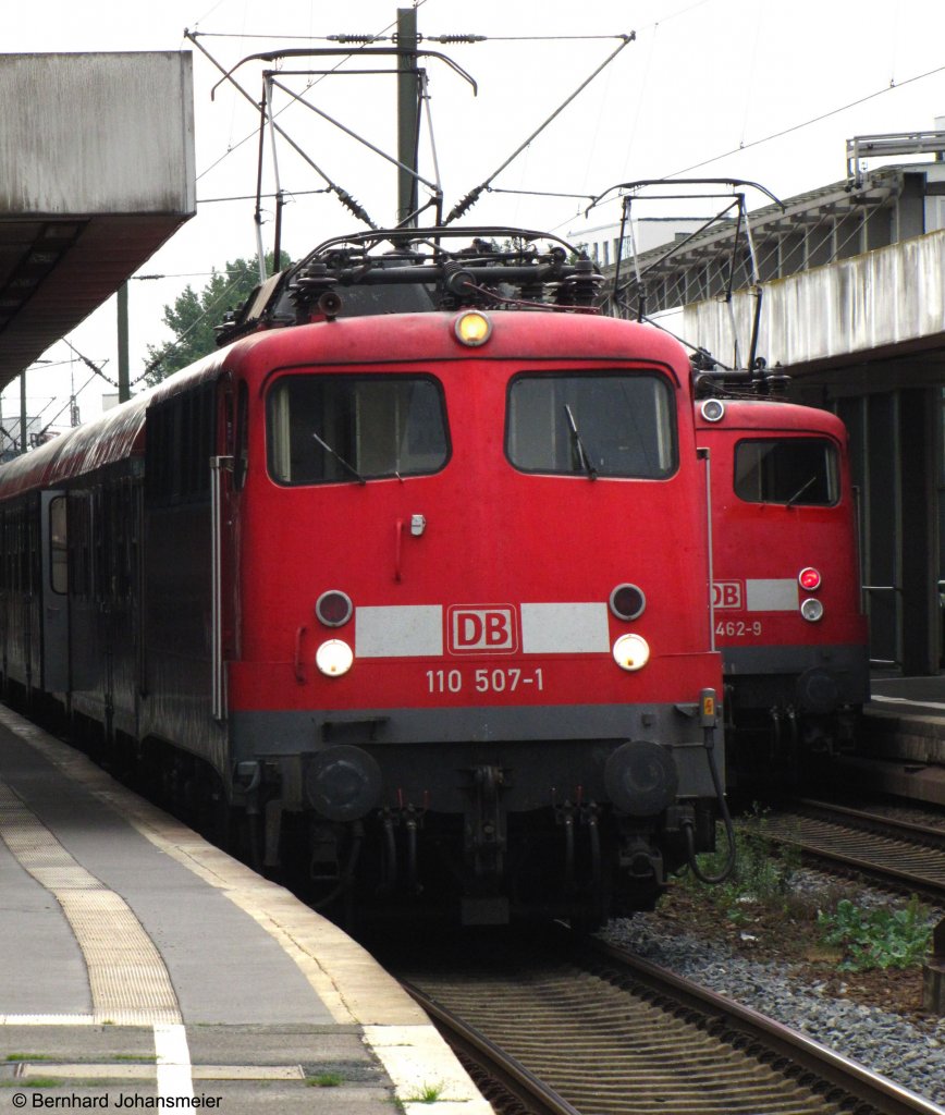 110 507-1 wartet in Hannover auf die Ausfahrt mit dem Verstrkerzug nach Braunschweig. Im Hintergrund steht 110 462-9 mit dem 3.Verstrkerzug nach Minden. August 2010
