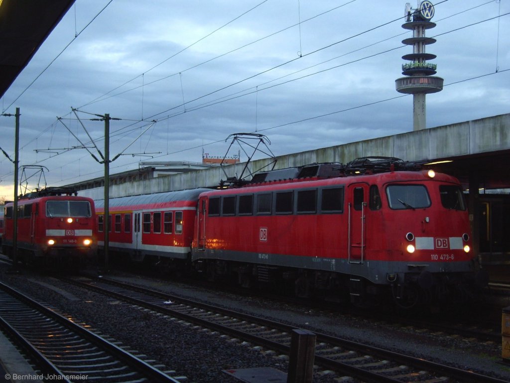 111 140 begegnet 110 473-3 mit dem Verstrkerzug nach Braunschweig in Hannover Hbf. Januar 2008