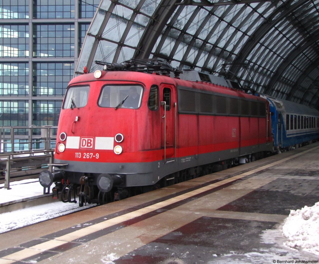 113 267-9 steht mit D441 im Berliner Hbf. Januar 2010