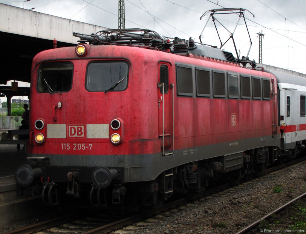 115 205-7 wartet mit dem Ersatz IC 2862 auf die Fahrgste aus dem IC 2860 aus Berlin, um anschlieend als Ersatz fr den hinteren ICE Zugteil ber Hagen, Wuppertal und Kln nach Bonn zu fahren. August 2010