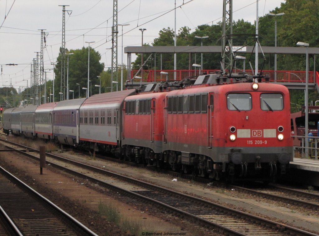 115 209-9 und 115 261-0 kommen mit dem Leerpark fr EN 477 aus dem BW Grunewald in Berlin Wannsee an. Oktober 2009
