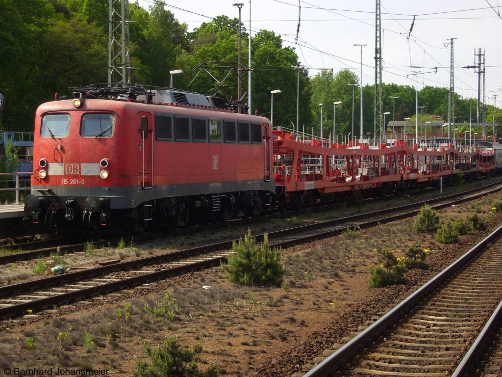 115 261-0 ist mit EN 476 in Berlin Wannsee angekommen und zieht den leeren Autozug gleich ins BW Grunewald. Mai 2009